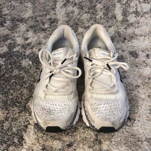 LAST CHANCE 💄 Under Armour HOVR Infinite Running Sneaker, size 8.5